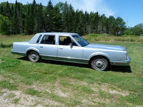 Classic 1986 lincoln town car....ride in style!!!