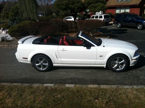 2006 ford mustang gt convertible auto whit with red leather mint condition 60k