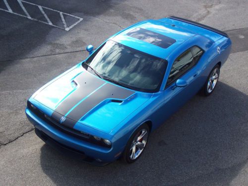 Flawless 2010 dodge challenger srt8 rare b5 blue 6-speed with under 3050 miles!