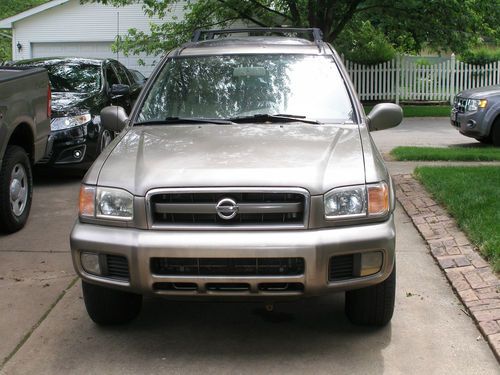 Well-designed and versatile 2002 nissan pathfinder le w/ all-wheel drive mode