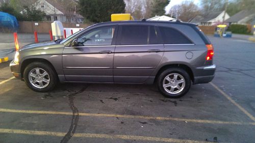 Great condition, awd, 3 row seating, runs excellent, brand new tires