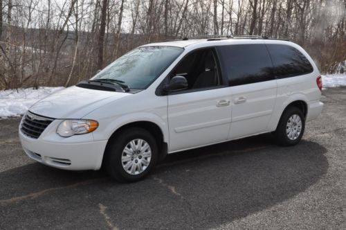 2005 chrysler town &amp; country mini van with 3rd row seating no reserve low mileag