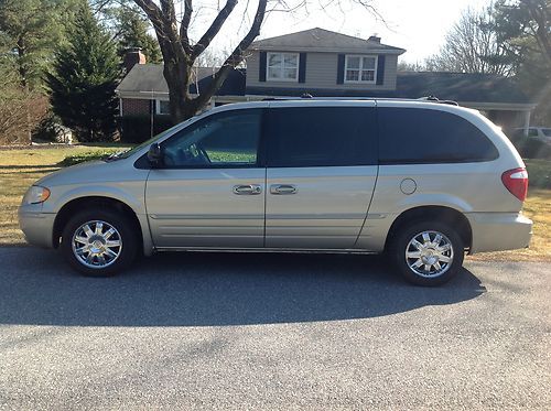 2005 chrysler town &amp; country limited w/navigation