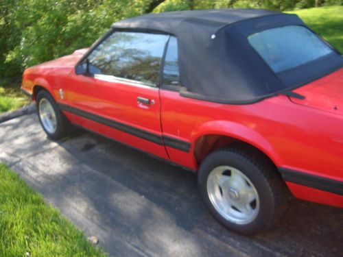 1983  mustang  convertible 2-door 3.8l red  nice body