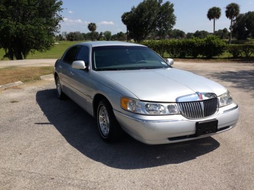 1998 lincoln town car signature 71k miles! (private seller) - very clean.