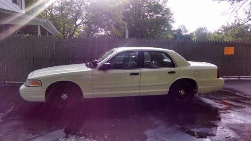 Ford crown victoria p71 police , no rot, runs excellent, low miles
