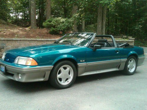 1993 mustang gt convertible 5.0 manual transmission. mint condition, no rust.