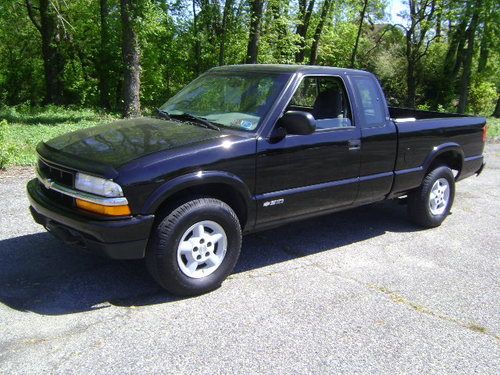 Chevy s10 pick up, extended cab,4 wheel drive, rare 5 speed,