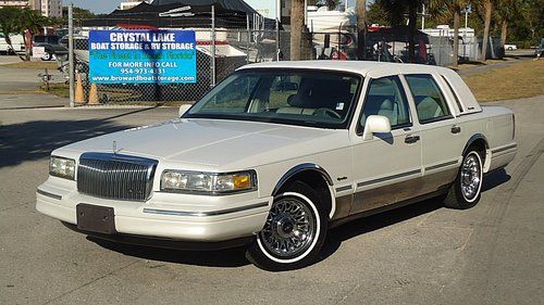 1997 lincoln town car signature , nicest on ebay selling with no reserve