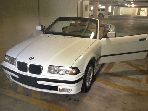 Bmw 323i convertible two doors,white, leather seats, motor,paint excellent.
