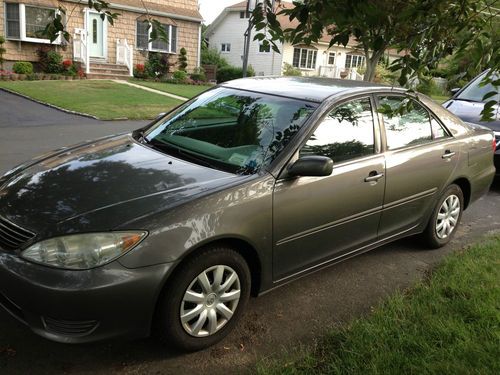 2005 toyota camry le, 4 door, well-maintained, ice cold a/c ,30+ mpg!
