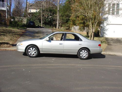 Well maintained silver 2000 toyota camry in great condition