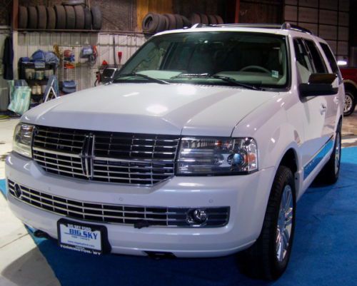 New 2013 navigator fully loaded and priced at invoice