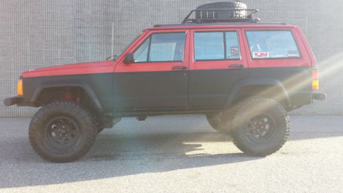 Big  6.5 inch lifted jeep cherokee rolling on 33 inch tires with no rust
