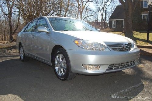 One owner beautiful 2005 toyota camry xle, 4 cyl, moonroof, leather, low miles