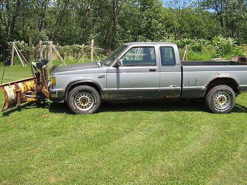 1989 chevy s-10 truck w/ plow and cap