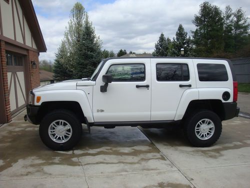 2009 hummer h3 base model, excellent condition, new tires, low miles