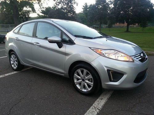 *** 2013 ford fiesta se *** very clean *** 2,500 miles *** great on gas ***