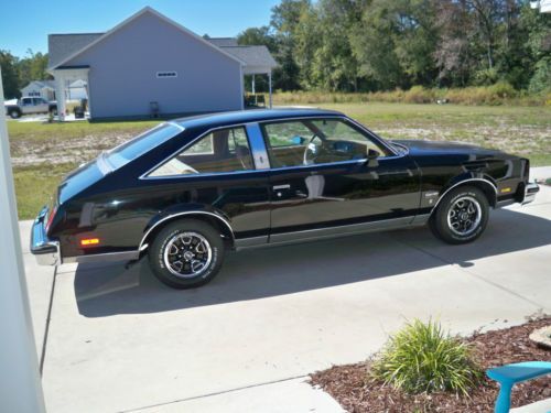 This olds is a clean macine! black on the out side and spotless on the inside.