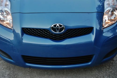 2011 toyota yaris base hatchback 2-door 1.5l like new xm - gps clean title mpg !