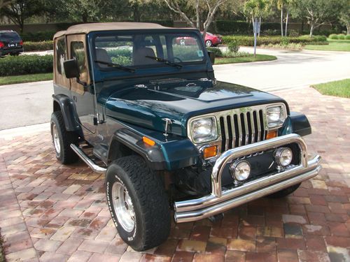 1995 jeep wrangler, low miles, soft top, 4-cyl, 5-speed, excellent shape