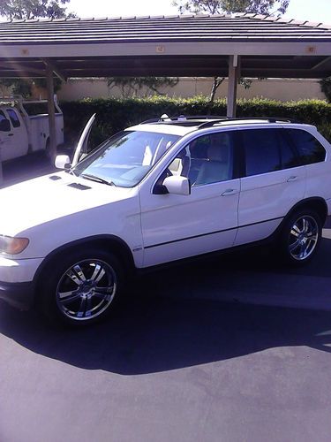 White bmw x5 v-8 4.4 clean title!!!!!!! very nice