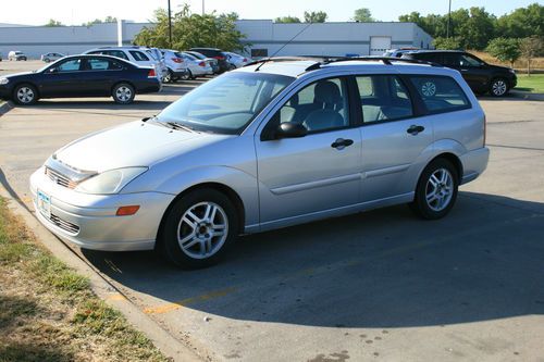 Silver 2001 ford focus wagon se comfort w/ 2.0l dohc &amp; 5 speed
