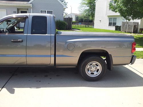 Dodge dakota 2007 pickup bed liner &amp; cover great condition under book low miles