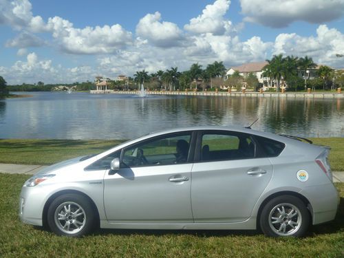 ***2010-silver-toyota prius ***(51mpg/48hwy, aprox. 500 miles on a small tank)