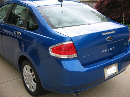2010 ford focus sel loaded sedan 4-door  with leather, non smoking, excellent