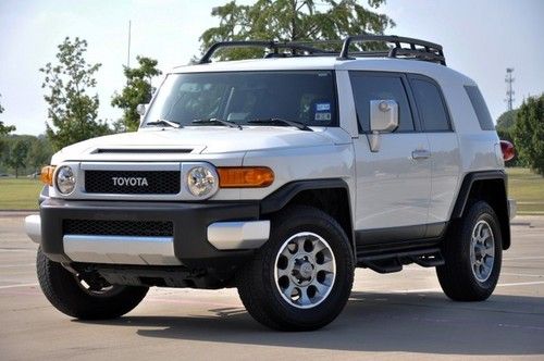 Fj cruiser 4x4! wheels! excellent tires! one owner! carfax certified! clean!