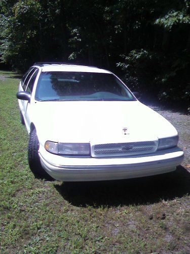 White 1995 caprice wagon ss grille, lt-1