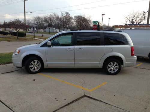 2009 chrysler town&amp;country fully loaded dvd*touring edition*