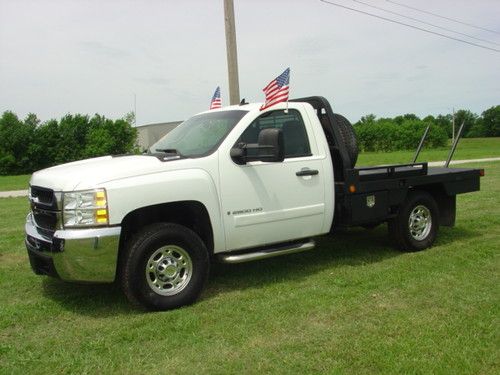 2008 chevy 2500 hd 4x4 regular cab with a very nice hydraulic bail bed on it