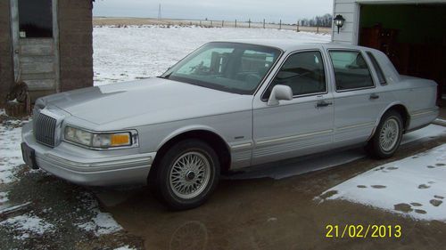 1995 lincoln town car signature sedan 4-door 4.6l