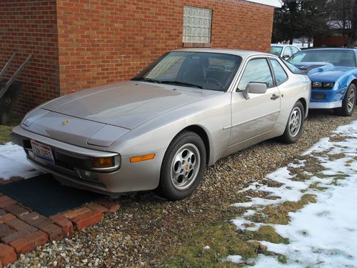 1987 porsche 944 base coupe 2-door 2.5l 5 speed manual with 75,000 miles