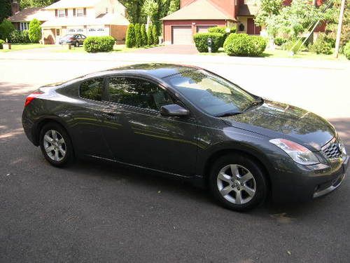 2009 nissan altima coupe 2.5s   2-door,  automatic transmission. only 70500mi.