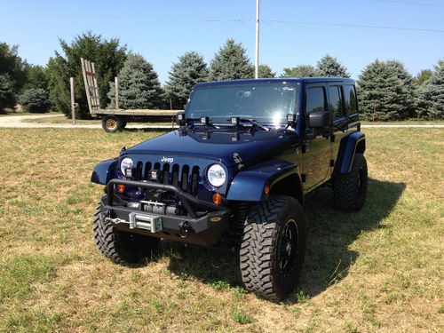 No reserve - 2013 jeep wrangler unlimited sahara low miles lift kit mud tires