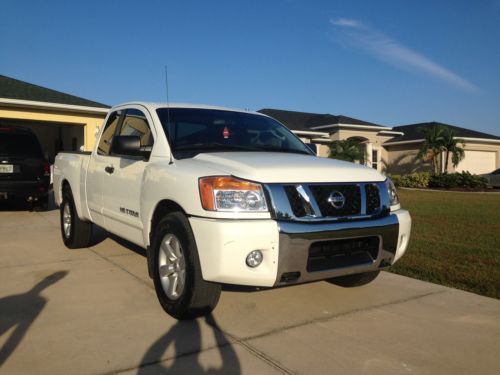 2011 nissan titan 2wd king cab, dvd and two 12&#034; lcd monitors headrest.