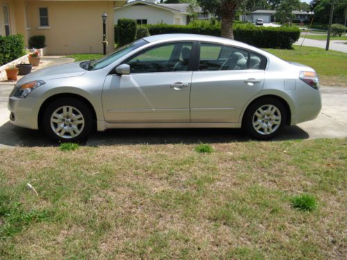 Nissan altima 2.5s sporty family car! very clean!! &amp; well maintained! 4-cyl.