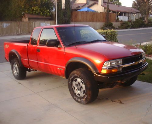 Chevy s10 zr2 4x4 extended cab 2 door pickup, off road package.