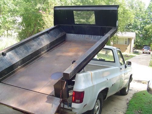 Chevy pickup with ez dumper hydraulic bed