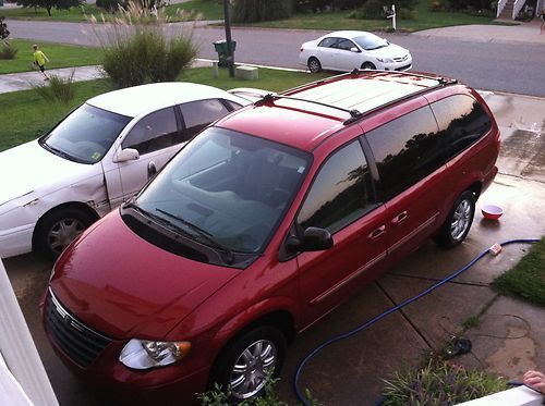 2005 chrysler town &amp; country touring w/dvd