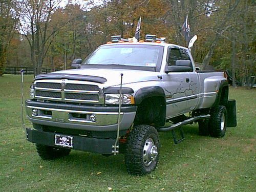 2002 dodge 3500 truck with 11" lift