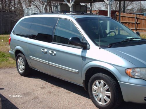 2005 chrysler town &amp; country touring mint!