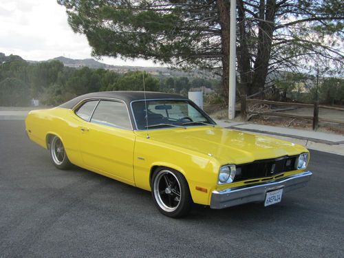 1971 plymouth duster 318 v8 with 63,000 original miles yellow / black vinyl top