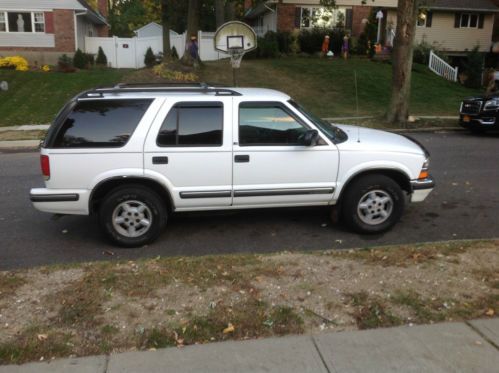 1999 chevy blazer lt 4wd  well maintained runs great 230k miles white exterior