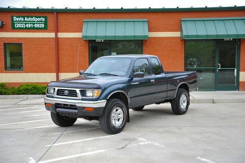 Tacoma pickup / 1 owner / 4x4 / brand new tires / ext cab / very rare find