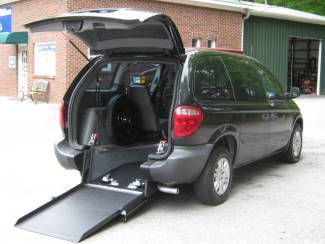2006 black se! handicap wheelchair mobility van
