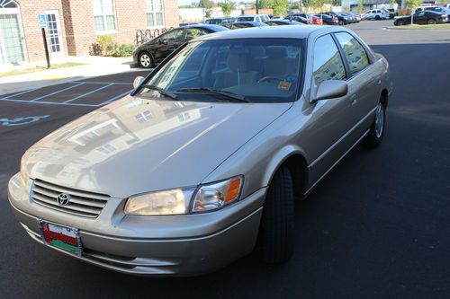 Camry le sedan /  great service history / super clean / low average milage